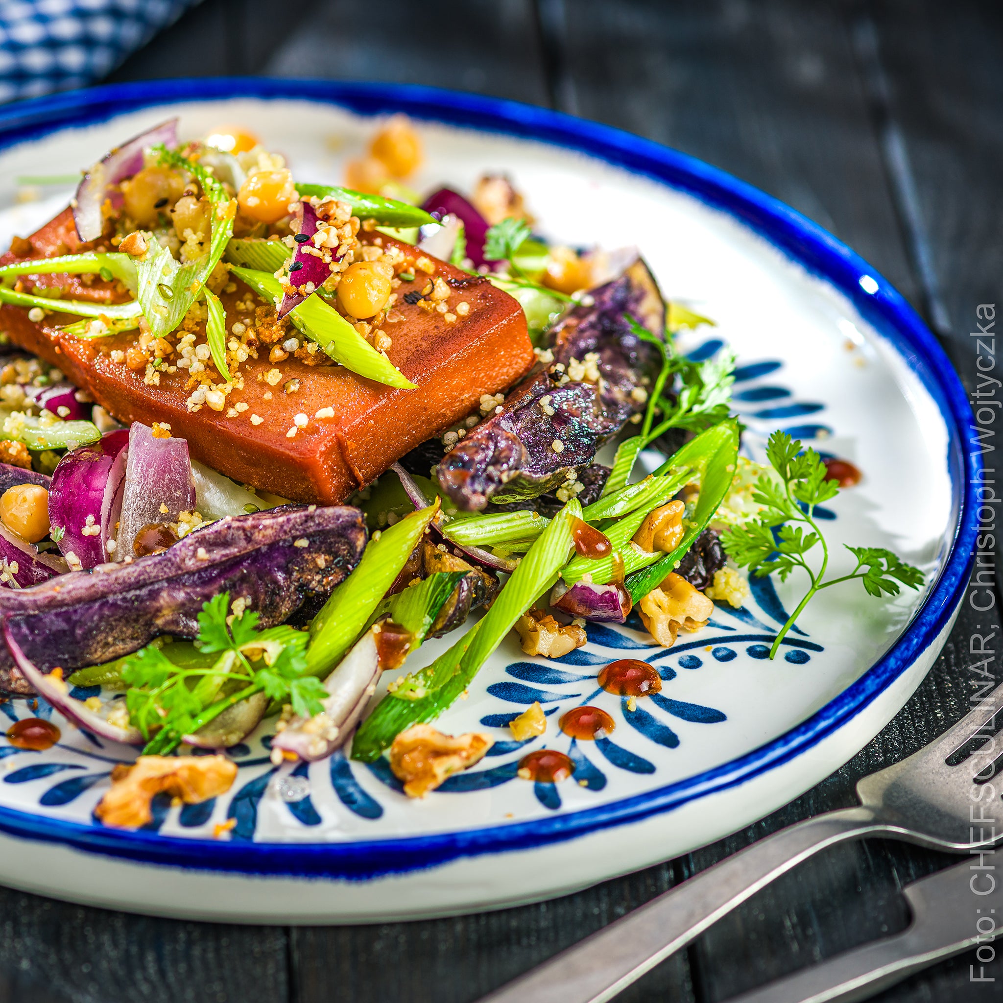 Veganer Leberkäse mit Lila-Trüffelkartoffel-Salat, Couscous und Walnüssen